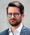 Porträt von Tobias Hagemann, Abteilungsleiter Change Management bei der Thüringer Aufbaubank. Unter seiner Leitung wurde das Projekt- und Projektportfoliomanagement durch den Einsatz von Projektron BCS wesentlich professionalisiert. Porträt von Tobias Hagemann, Abteilungsleiter Change Management der Thüringer Aufbaubank