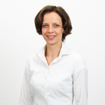 Als Verantwortliche im Projektmanagement Office begleitet Jana Kurik zentrale Projekte der ECKD GmbH – und teilt ihre Praxiserfahrungen im Anwenderbericht zu BCS. Jana Kurik, Mitarbeiterin im Projektmanagement Office der ECKD GmbH, Portraitfoto vor neutralem Hintergrund.