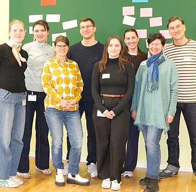 Messetraining bei Projektron mit Improvisationstheater – Team 2026 Gruppenfoto der Teilnehmer eines Messetrainings bei Projektron mit Improvisationstheater-Trainer zur Vorbereitung auf Kundengespräche