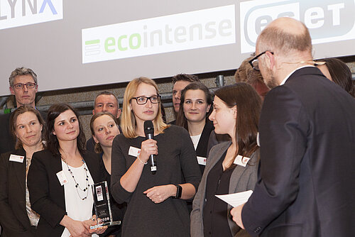 Projektron Mitarbeiterinnen bei der Preisverleihung im Rahmen der CeBIT.