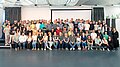 Teamübergreifendes Gruppenfoto beim zentralen Mitarbeitertreffen in Berlin. Großes Gruppenfoto von Projektron-Mitarbeitenden beim Mitarbeitertreffen.