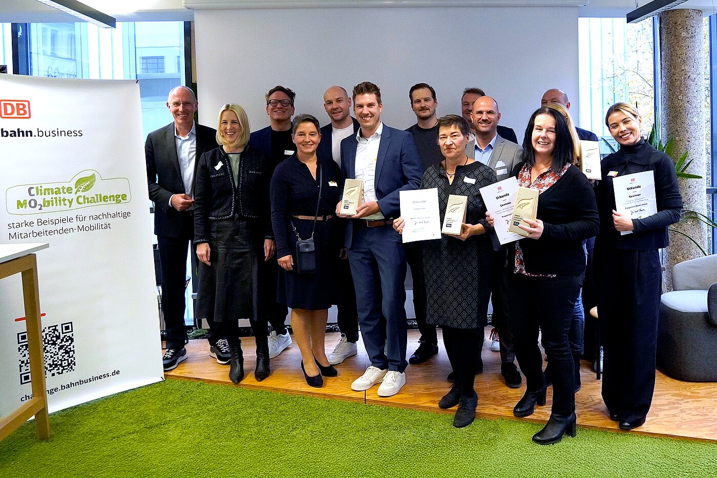 Group photo of the winners of the Climate Mobility Challenge 2024 with Katrin Habenschaden and Thomas Ranft at the bahn.business 360° Summit on November 12, 2024 in Munich