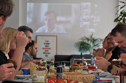 Empleados de Büro am Draht durante el desayuno.