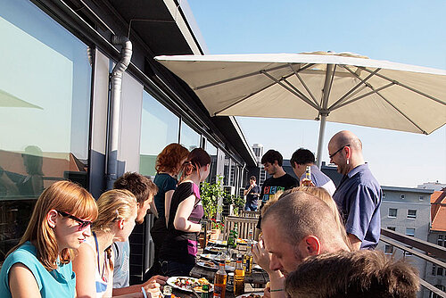 Bei sommerlichen Temperaturen gemeinsames Grillen auf der Terrasse