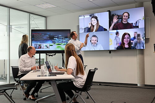 Collaborateurs de SSC-Services lors d'une réunion.